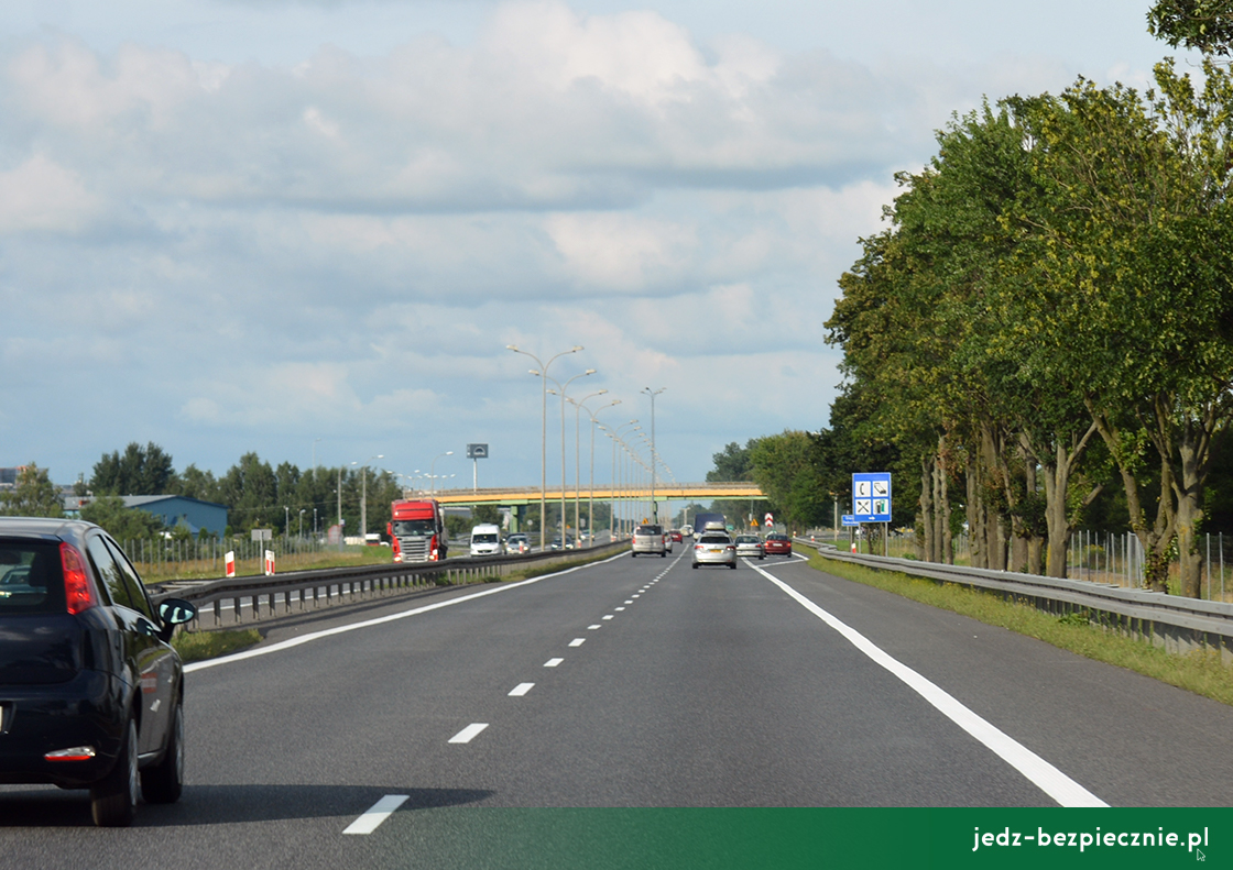Porozmawiajmy o bezpieczeństwie - Podsumowanie sierpnia na polskich drogach - mniej ofiar śmiertlenych